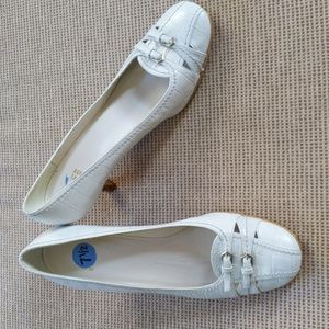 Stuart Weitzman birch white kitten heels. 7.5